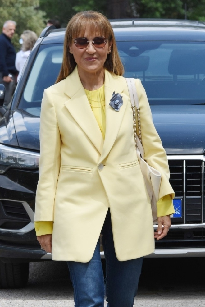 Η Μάρα Ζαχαρέα εντυπωσιάζει με εξαιρετικά κομψό καναδικό ντύσιμο πριν από το πολιτικό ντιμπέιτ