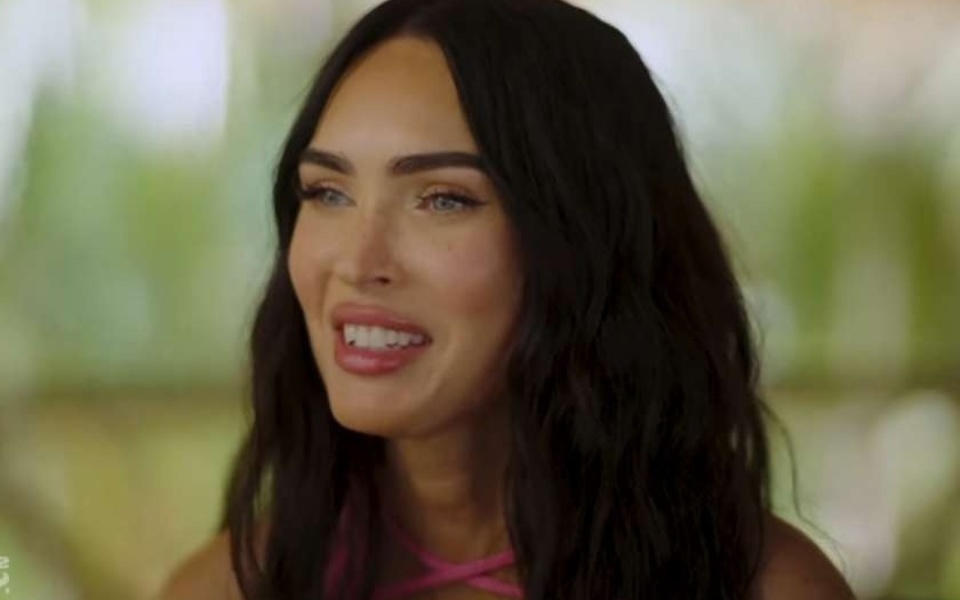 Η Megan Fox ανοίγει για τη σωματική δυσμορφία και την αύρα του ουράνιου τόξου>