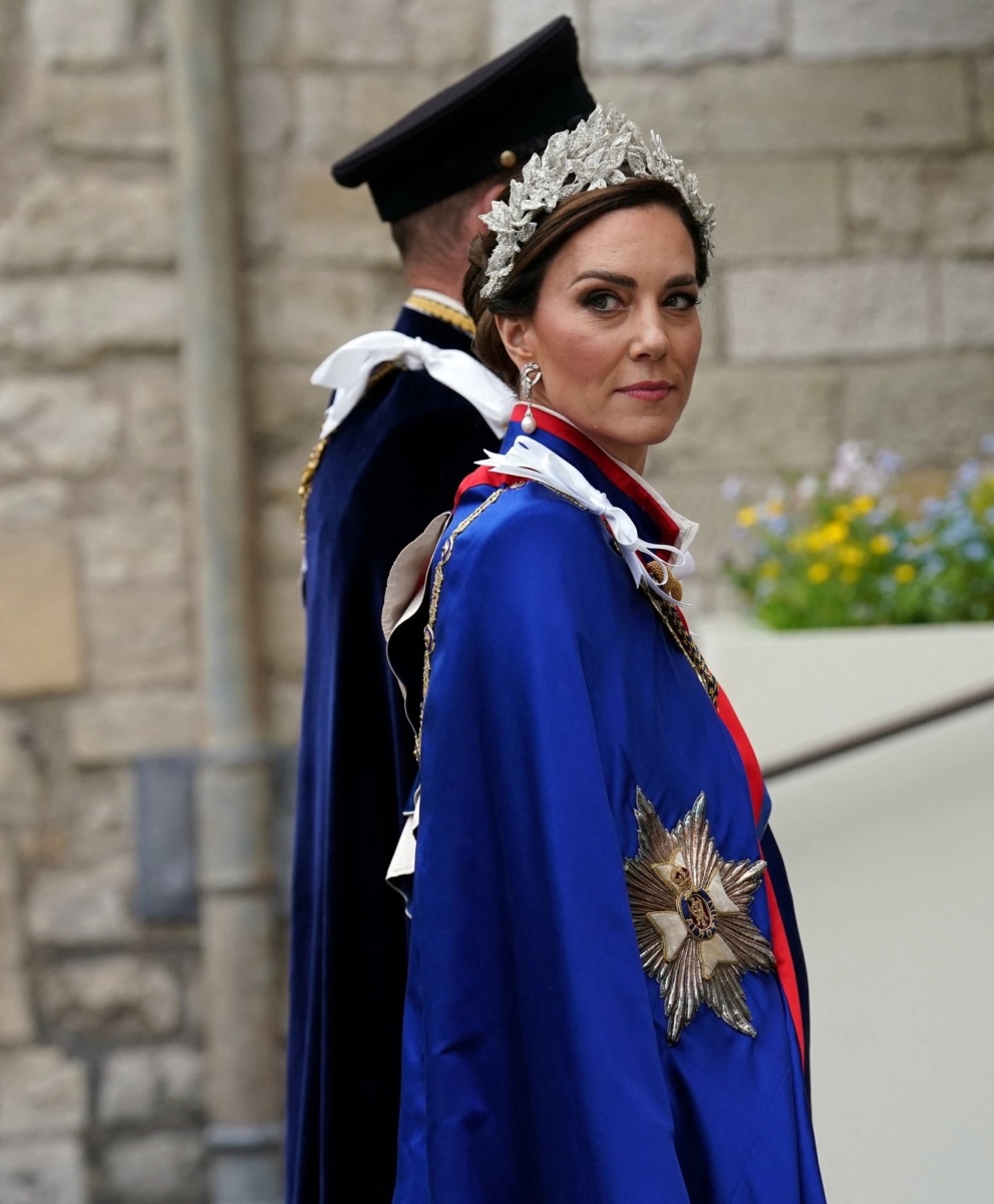 Η πριγκίπισσα Σαρλότ λάμπει με λευκό φόρεμα, κάπα και τιάρα στη στέψη του βασιλιά Καρόλου Γ’ στο Λονδίνο