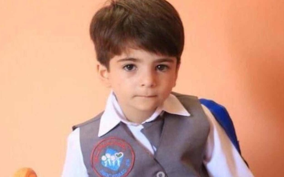Καταστροφική απώλεια: 4χρονο αγόρι πεθαίνει από φόβο σε βομβαρδισμό στη Γάζα>
