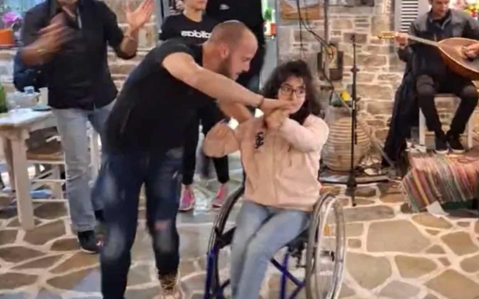 Κορίτσι σε αναπηρικό καροτσάκι χορεύει στα γενέθλιά του στην Αμοργό>