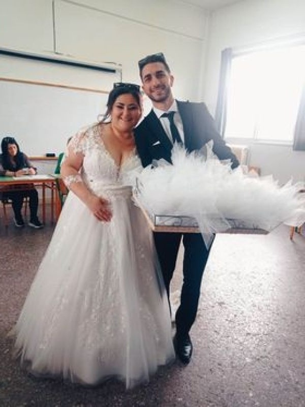 Μια αξέχαστη στιγμή: Νεοπαντρεμένο ζευγάρι στις Σέρρες συνδυάζει γάμο και ψηφοφορία