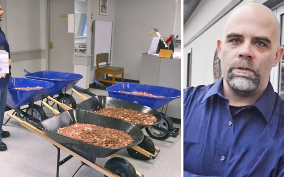 Μια ιστορία θυμού και επιμονής. Δείτε το βίντεο τώρα!: Άνθρωπος πληρώνει φόρο 2.600 ευρώ με 5 καροτσάκια κέρματα>