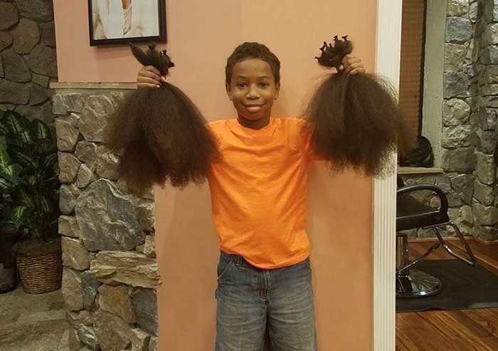 Μια συγκινητική πράξη καλοσύνης: 8χρονο αγόρι δωρίζει μαλλιά σε καρκινοπαθείς