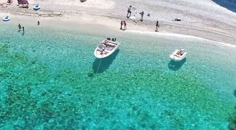 Μυστηριώδες και μαγευτικό: Δείτε το «X-Beach», έναν εκπληκτικό προορισμό ημερήσιας εκδρομής με γαλαζοπράσινα νερά, 1,5 ώρα από την Αθήνα
