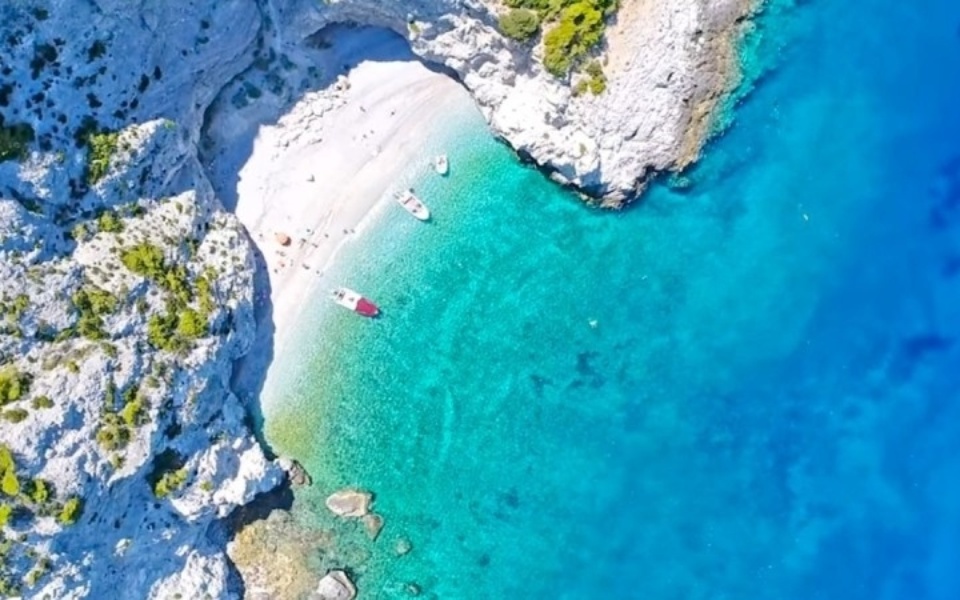 Μυστηριώδες και μαγευτικό: Δείτε το «X-Beach», έναν εκπληκτικό προορισμό ημερήσιας εκδρομής με γαλαζοπράσινα νερά, 1,5 ώρα από την Αθήνα>