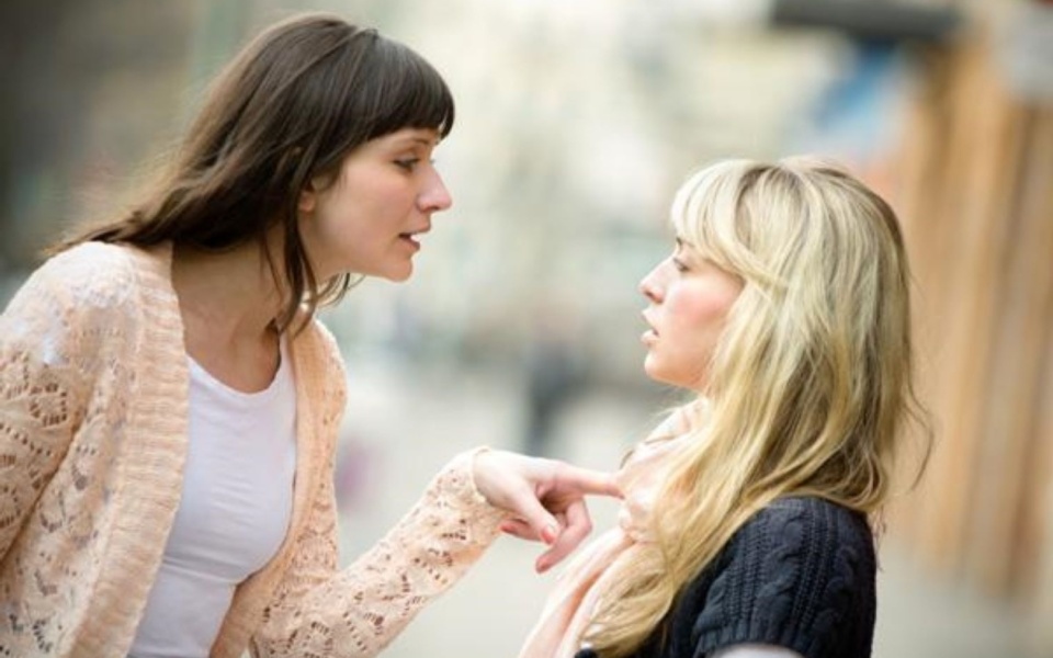Ο αντίκτυπος των ψεύτικων φίλων: Εξερευνώντας τη γυναικεία ζήλια και τις αληθινές συνδέσεις>