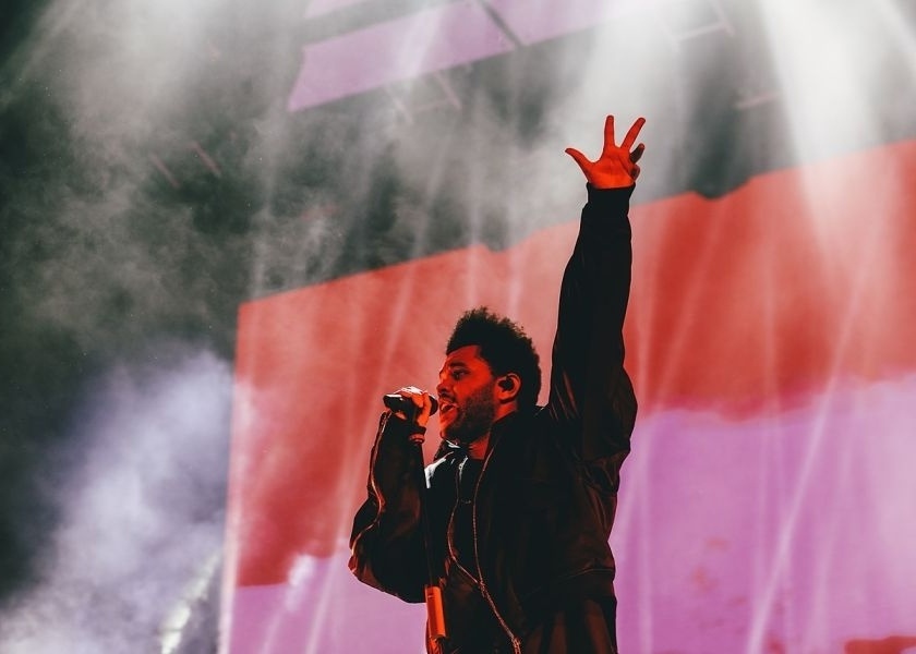 Ο The Weeknd ανακοινώνει την απόσυρση του σκηνικού του ονόματος