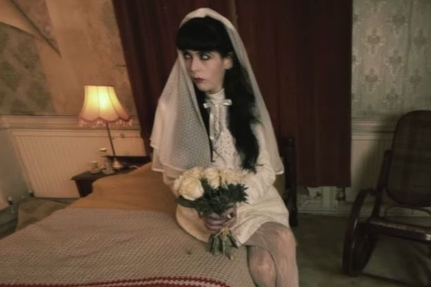 Ο τραγουδιστής χωρίζει το φάντασμα: Ξεφεύγοντας από έναν στοιχειωμένο γάμο