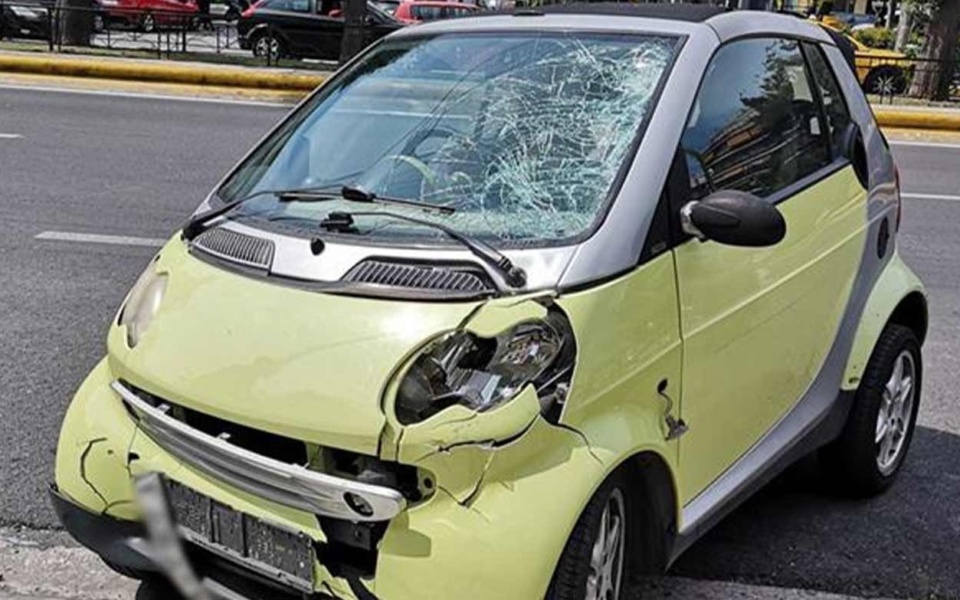 Οδηγός αυτοκινήτου Smart πέρασε με κόκκινο, σκότωσε 12χρονο κορίτσι σε ατύχημα στην Καλλιθέα>