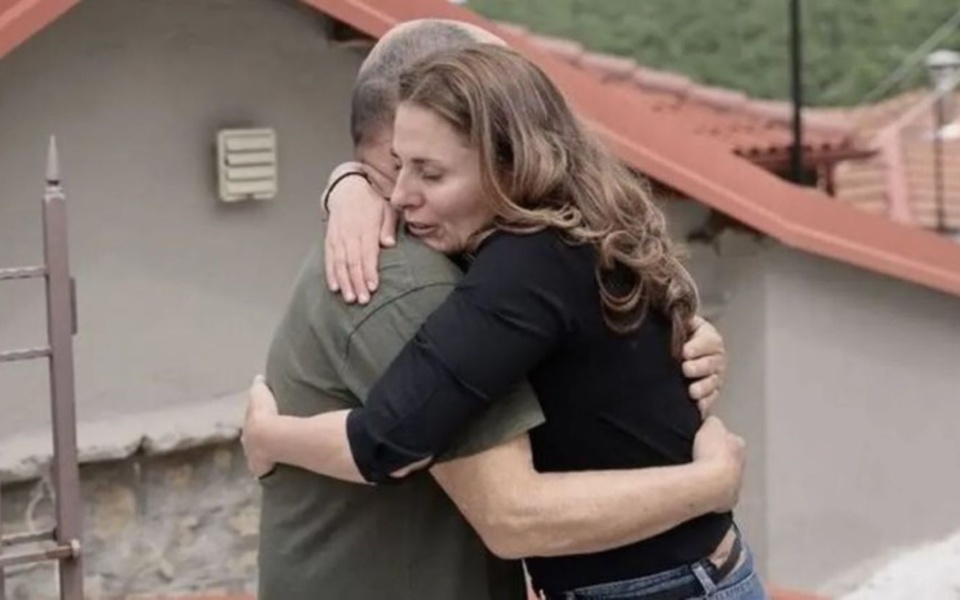 Οι συμπονετικές επισκέψεις της Μπέττυς Μπαζιάνα στους συγγενείς των θυμάτων της τραγωδίας στα Τέμπη>
