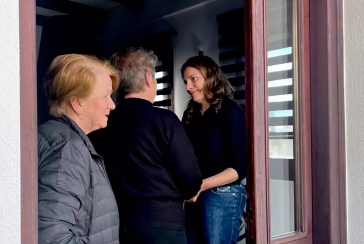 Οι συμπονετικές επισκέψεις της Μπέττυς Μπαζιάνα στους συγγενείς των θυμάτων της τραγωδίας στα Τέμπη