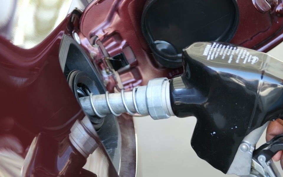 Οι τιμές της βενζίνης πέφτουν κατακόρυφα: Τι πρέπει να γνωρίζουν οι οδηγοί για την εξοικονόμηση καυσίμου και την ποιότητα>