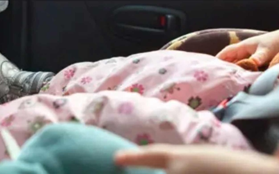 Πατέρας αφήνει μωρό στο αυτοκίνητο για ώρες, προκαλώντας το θάνατο στην τραγωδία της Άρτας>