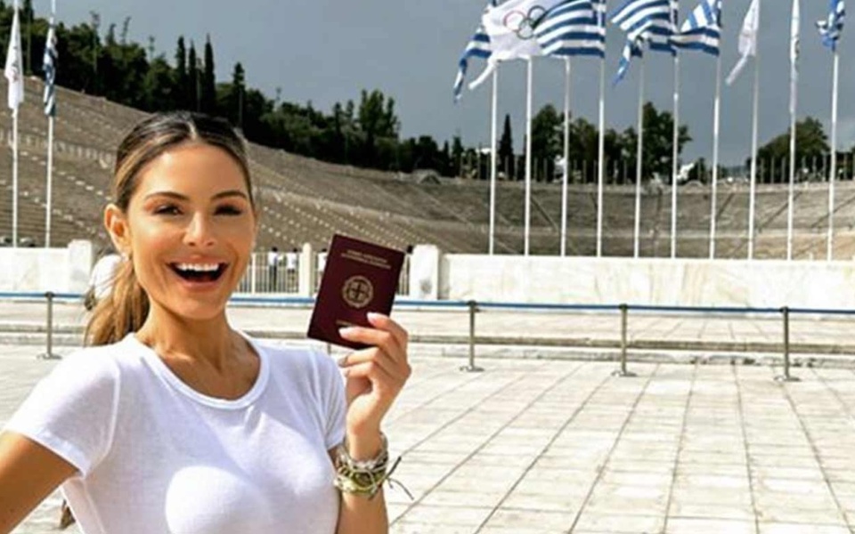 Περήφανοι που είμαστε Έλληνες!: Η Μαρία Μενούνος αποκτά ελληνικό διαβατήριο>
