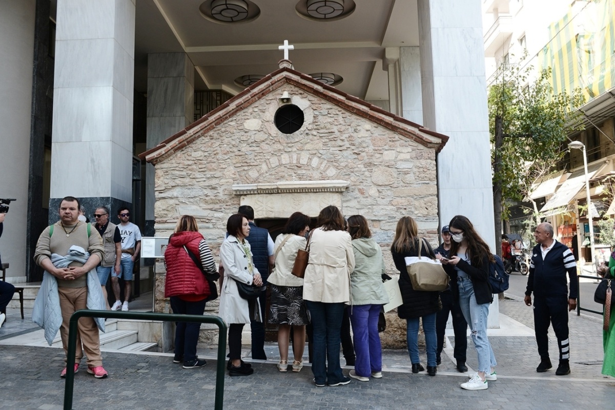 Πλήθη και ουρές συγκεντρώνονται στη Metropolis: Η θαυματουργή εικόνα της Παναγίας «Άξιον Εστί» φτάνει στην Αθήνα για λαϊκό προσκύνημα