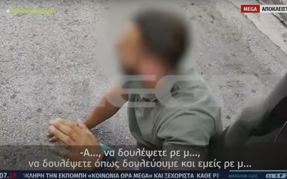 Πολίτες του Πειραιά συλλαμβάνουν και αντιμετωπίζουν ηλικιωμένο ληστή [βίντεο]>