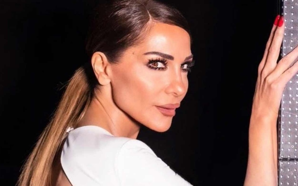 Προκλητικές backstage φωτογραφίες στο J2US: Η Δέσποινα Βανδή φοράει ακριβό φόρεμα χωρίς εσώρουχα>