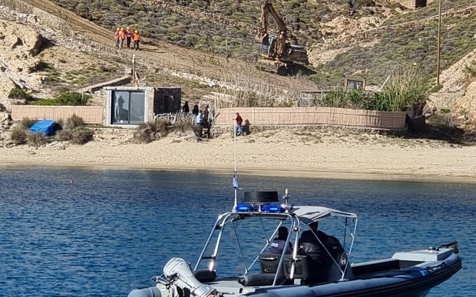 Πρώτη κατεδάφιση αυθαίρετου κτιρίου 20 τ.μ. στη Μύκονο   Παραλία Μερσίνη