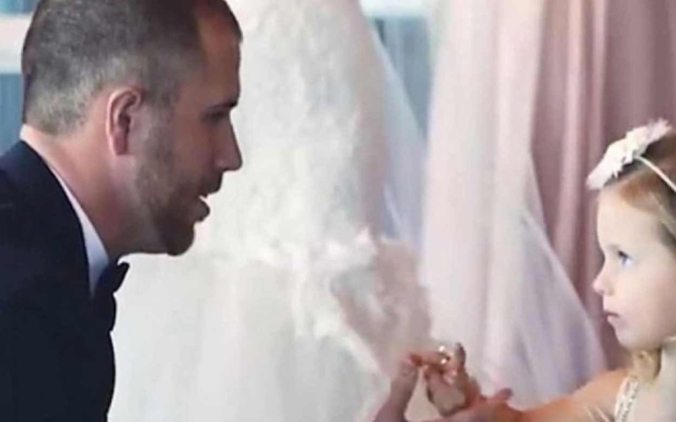 Συγκινητικοί γαμήλιοι όρκοι: Η υπόσχεση του γαμπρού στην κόρη του θα λιώσει την καρδιά σας – Δείτε το βίντεο>