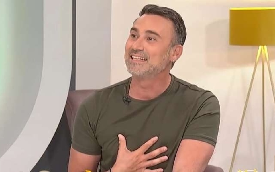 Συναισθηματική στιγμή: Ο Γιώργος Καπουτζίδης συγκινήθηκε στον αέρα, συζητώντας για τη Eurovision 2023 με τη Μαρία Κοζάκου και την Τζένη Μελιτά>