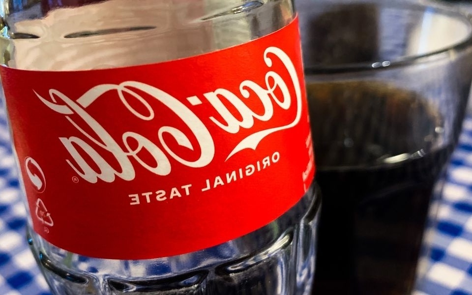Τα νέα φιλικά προς το περιβάλλον καπάκια της Coca-Cola: Μικτές αντιδράσεις και εκκλήσεις για επιστροφή των παλαιών καπακιών>