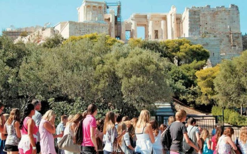 Τεράστιες ουρές στην Ακρόπολη: Η τουριστική περίοδος στην Ελλάδα ξεκινά με χάος>