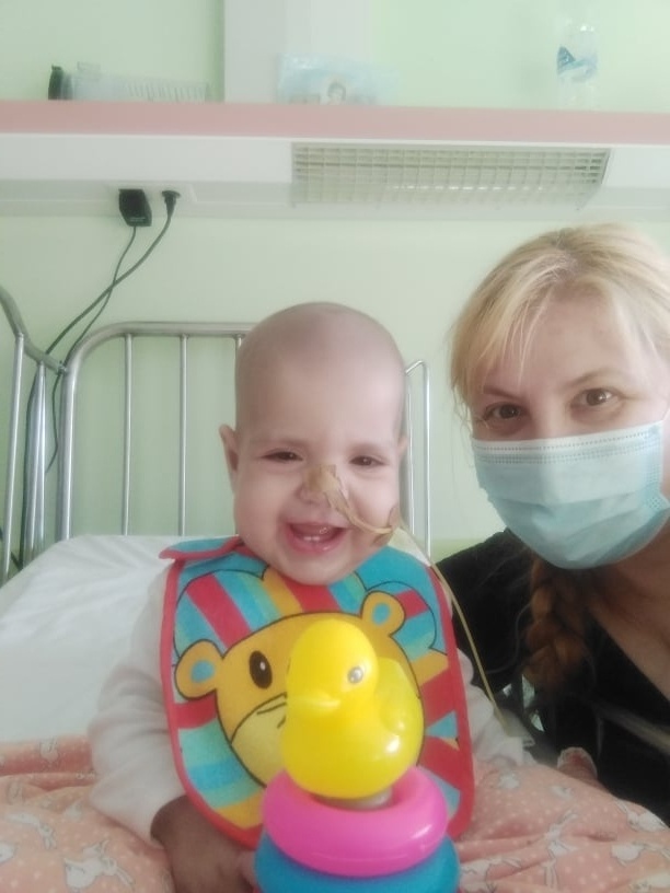 Θαυμαστή νίκη: Η μικρή Άννα Αποστολία ξεπερνά τη λευχαιμία και επιστρέφει στο σπίτι της