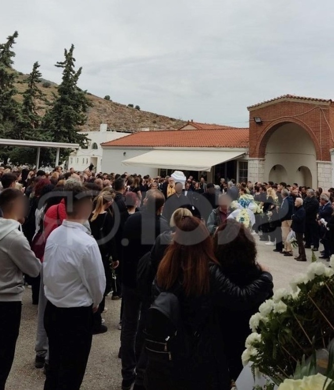 Θρήνος στην κηδεία της 15χρονης που πέθανε σε σχολική εκδρομή