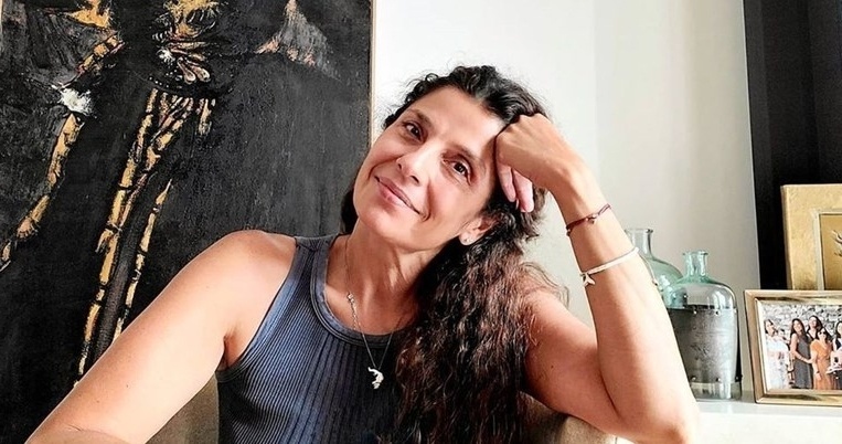 Το εκπληκτικό σπίτι της Πόπης Τσαπανίδου: Μοντέρνα κουζίνα και καταπράσινος κήπος