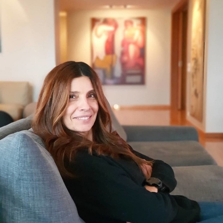 Το εκπληκτικό σπίτι της Πόπης Τσαπανίδου: Μοντέρνα κουζίνα και καταπράσινος κήπος