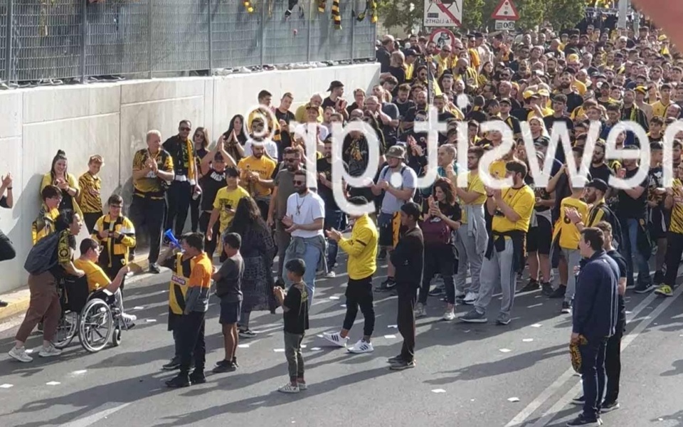 Το εμπνευσμένο αφιέρωμα των οπαδών της ΑΕΚ σε άτομο με αναπηρικό αμαξίδιο>