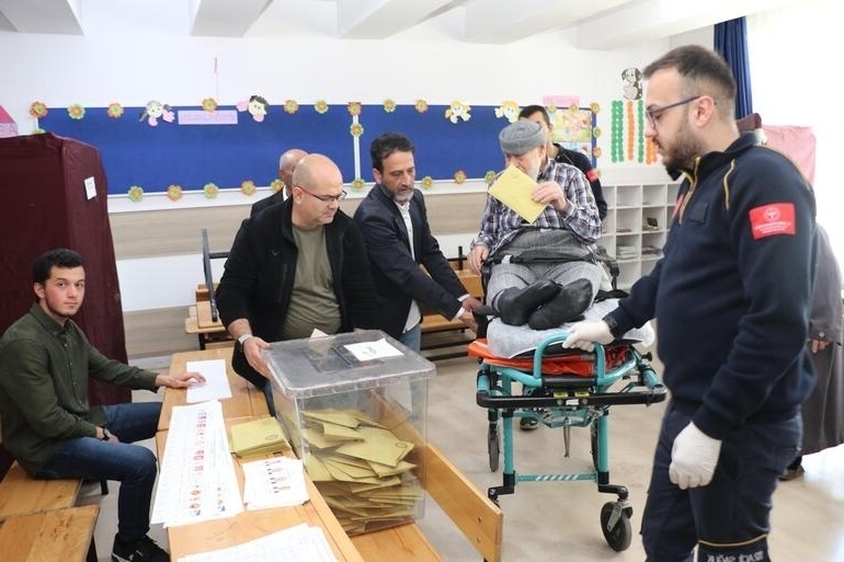 Τουρκικές εκλογές: Ψηφοφορία ηλικιωμένων σε φορεία