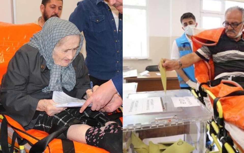 Τουρκικές εκλογές: Ψηφοφορία ηλικιωμένων σε φορεία>