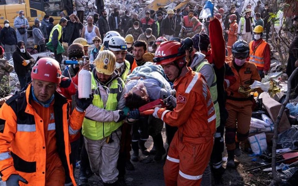 Τραγική απώλεια: 12χρονο αγόρι πεθαίνει μετά από 296 ώρες διάσωσης στην Τουρκία>