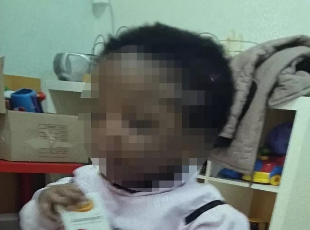 Τραγική απώλεια: Η σπαρακτική ιστορία του θανάτου ενός κοριτσιού 2,5 ετών εγείρει ανησυχητικές καταγγελίες για ρατσισμό στην ιατρική περίθαλψη