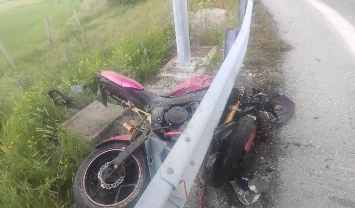 Τραγική σύγκρουση: Μοτοσικλέτα εναντίον λεωφορείου – Θανατηφόρο ατύχημα κοστίζει τη ζωή 33χρονου ποδηλάτη