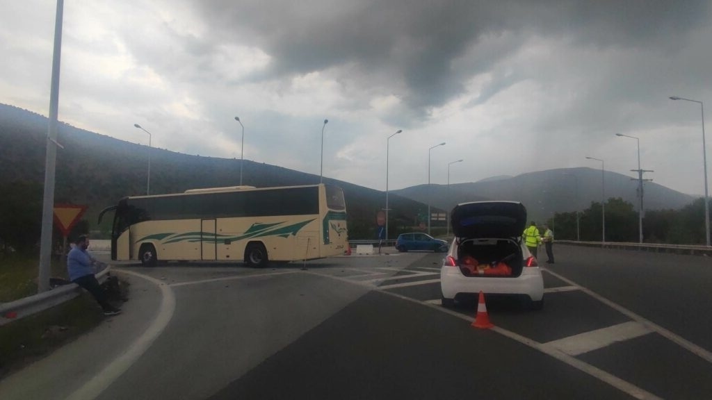 Τραγωδία στην Εγνατία Οδό: Θανατηφόρα σύγκρουση λεωφορείου-μοτοσικλέτας με θύμα 31χρονο αναβάτη