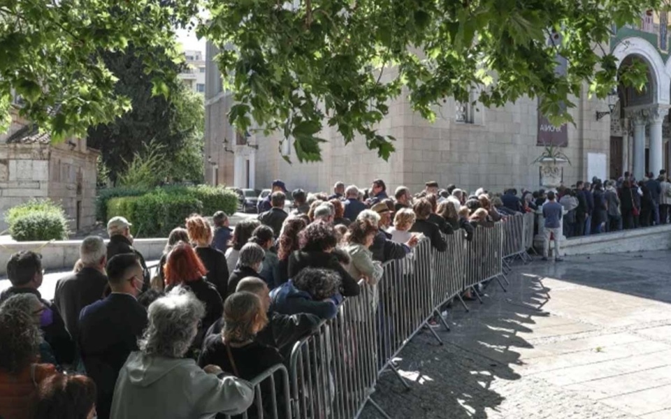 Τρισάγιο στη μνήμη των θυμάτων των Τεμπών στη Μητρόπολη Αθηνών>