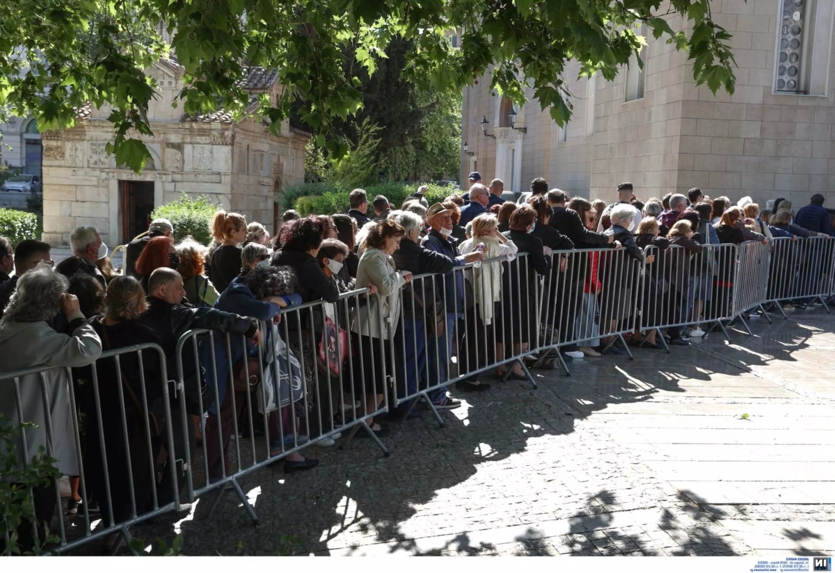 Τρισάγιο στη μνήμη των θυμάτων του δυστυχήματος στα Τέμπη στη Μητρόπολη Αθηνών