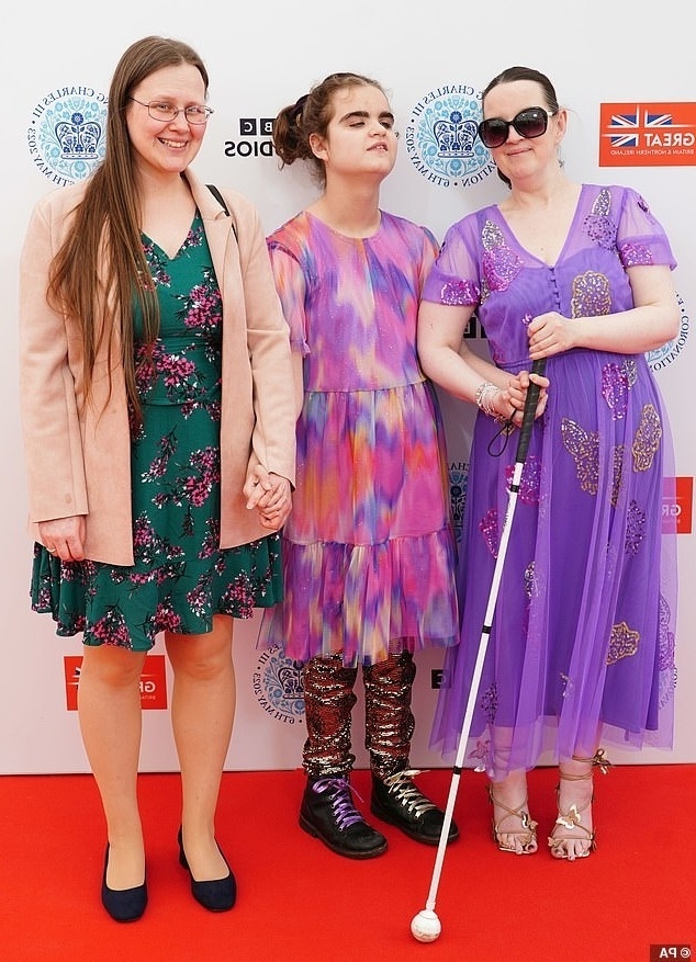 Τυφλός πιανίστας με αυτισμό συγκινεί τον βασιλιά Κάρολο και τη βασίλισσα Καμίλα σε συναυλία στο Λονδίνο