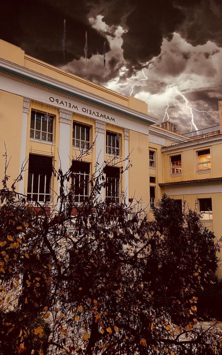Viral φωτογραφία: Ο κεραυνός χτυπά το Οικονομικό Πανεπιστήμιο Αθηνών