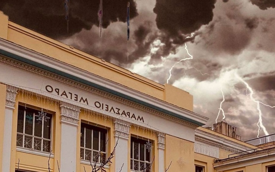 Viral φωτογραφία: Ο κεραυνός χτυπά το Οικονομικό Πανεπιστήμιο Αθηνών>