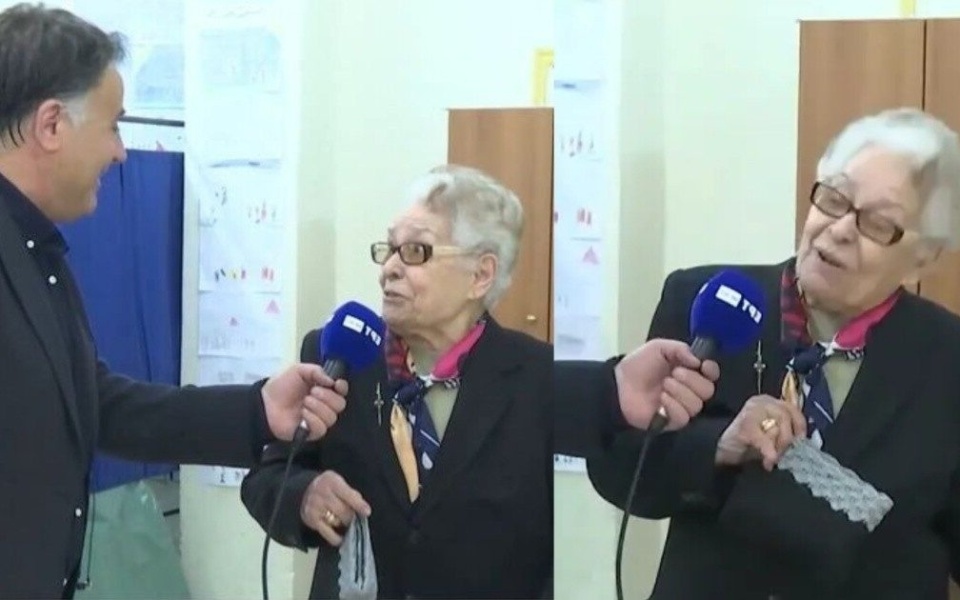 Ξεκαρδιστική ανταλλαγή στην κάλπη: Ο επικός ψηφοφόρος της γιαγιάς αφήνει τον δημοσιογράφο σταυρωμένο!>