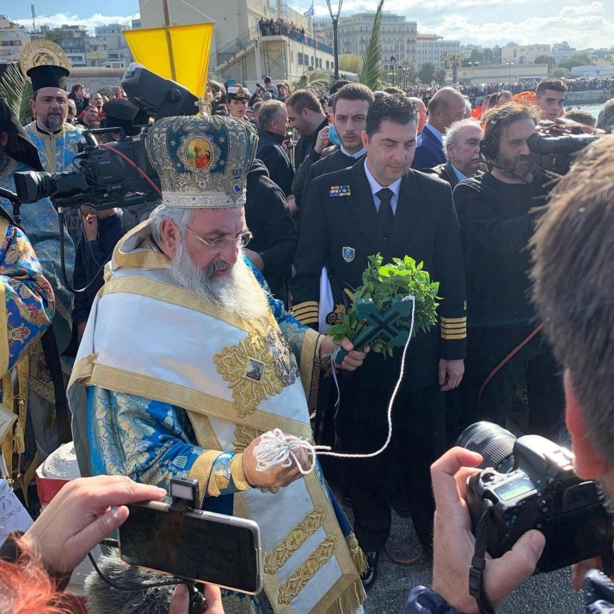 Υπέροχα Θεοφάνια στο Ηράκλειο: Κατάδυση για τον Σταυρό και εορτασμός των Θεοφανείων