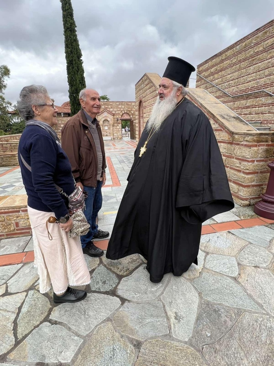 Αφοσιωμένο προσκύνημα: Ο Γέροντας Αθανάσιος στον τάφο του Αγίου Παϊσίου στη Σουρωτή
