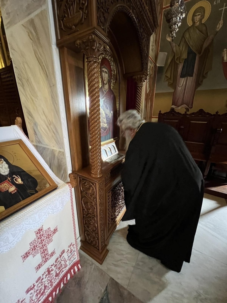 Αφοσιωμένο προσκύνημα: Ο Γέροντας Αθανάσιος στον τάφο του Αγίου Παϊσίου στη Σουρωτή