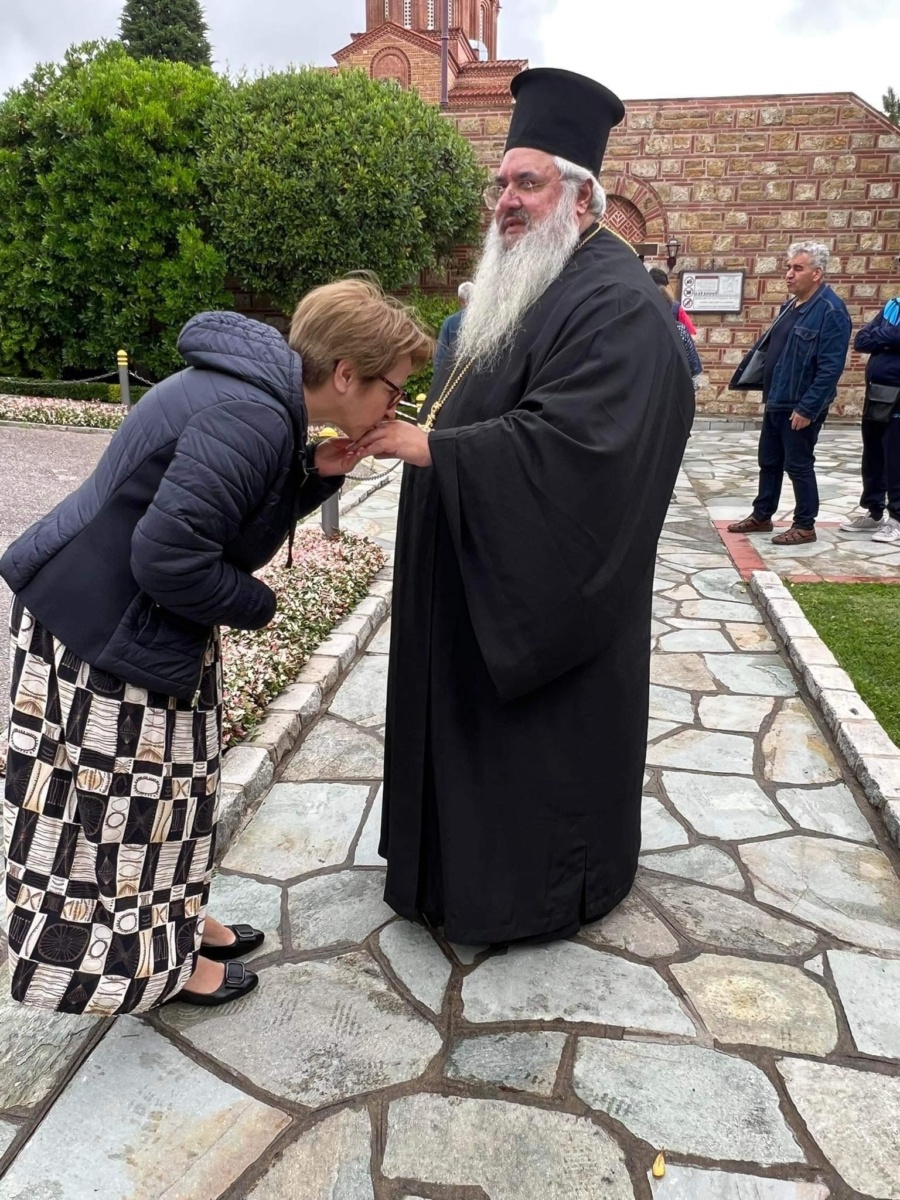 Αφοσιωμένο προσκύνημα: Ο Γέροντας Αθανάσιος στον τάφο του Αγίου Παϊσίου στη Σουρωτή