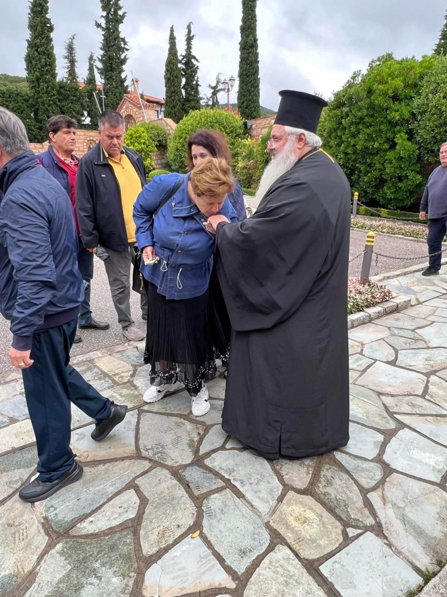 Αφοσιωμένο προσκύνημα: Ο Γέροντας Αθανάσιος στον τάφο του Αγίου Παϊσίου στη Σουρωτή