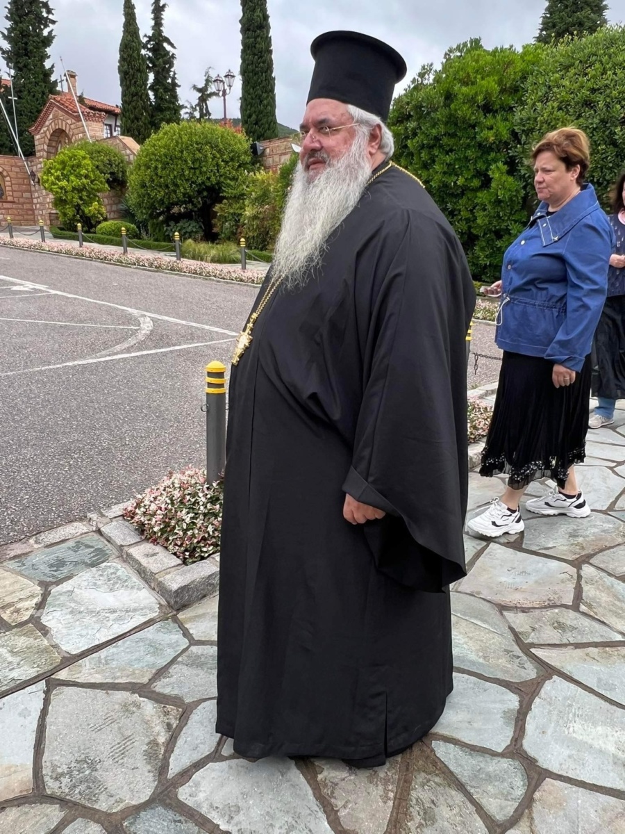Αφοσιωμένο προσκύνημα: Ο Γέροντας Αθανάσιος στον τάφο του Αγίου Παϊσίου στη Σουρωτή